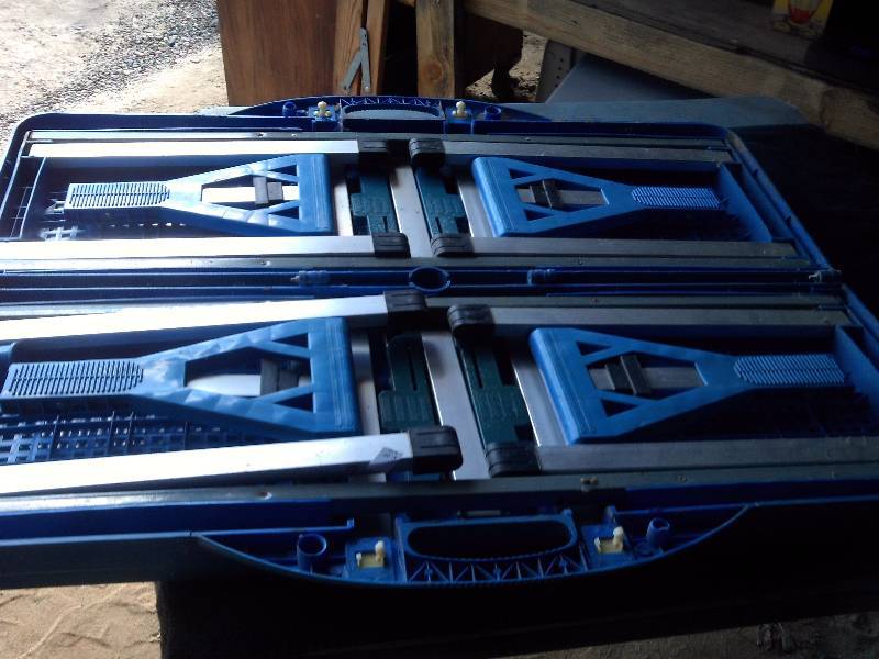 FOLDING TABLE