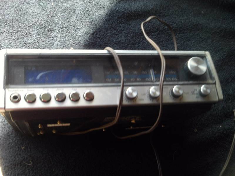COLLECTIBLE AM FM RADIO