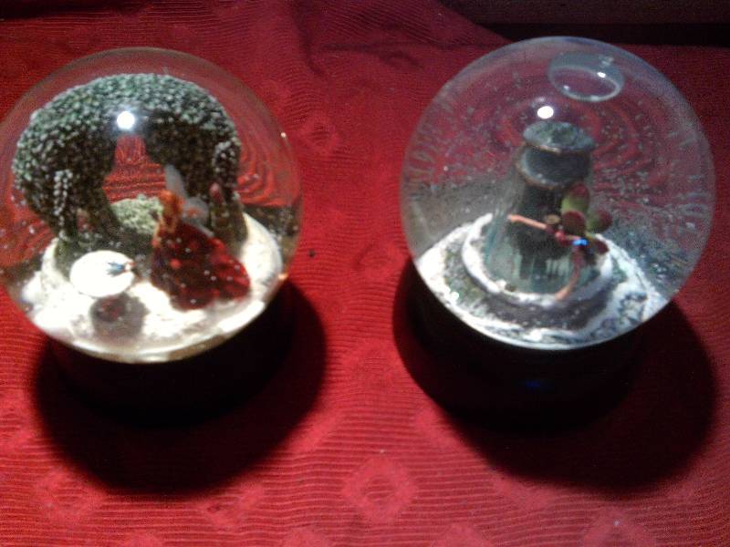 2 collectible snow globes