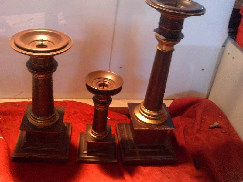 3 pedistal candle holders