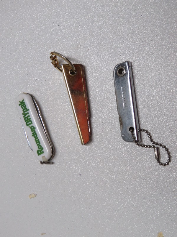 lot of 3 key ring knives