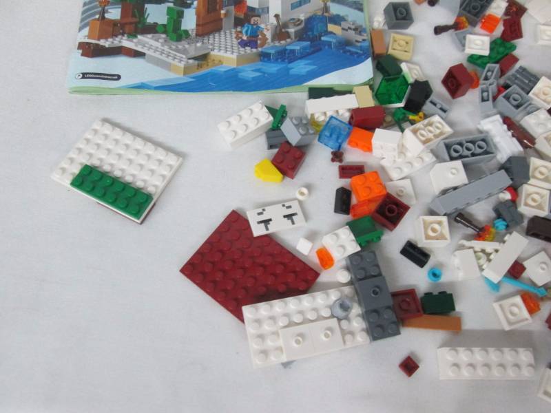 lot 46 image: Lego Minecraft Snow Hideout 21120
