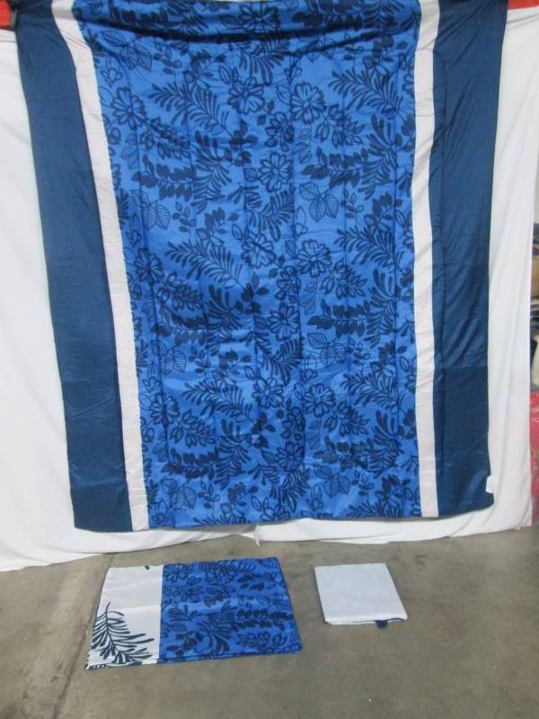 lot 31 image: Alcove Jacqueline Comforter Set - Full
