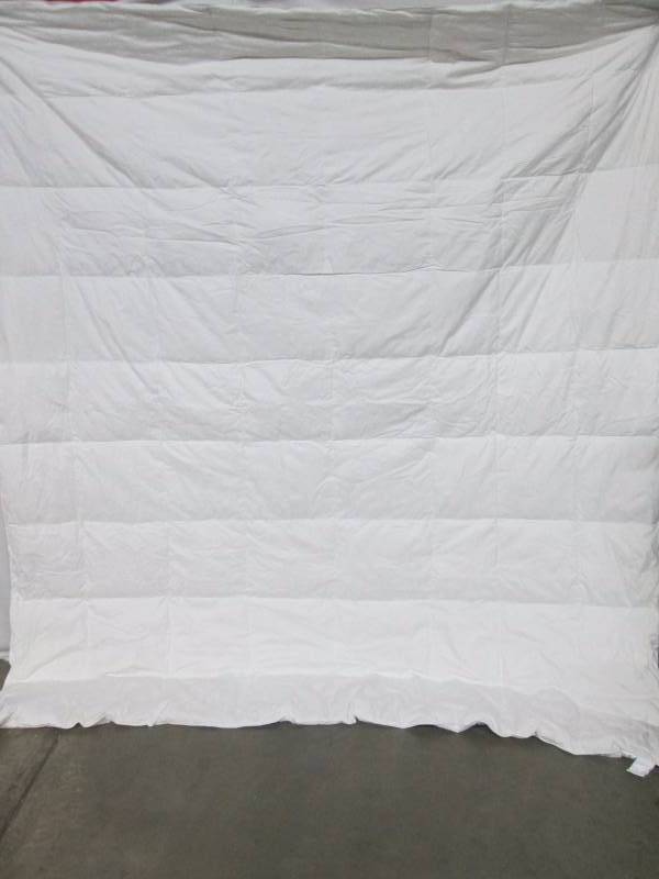 lot 23 image: McLeland Design Jacquard Down Comforter - King