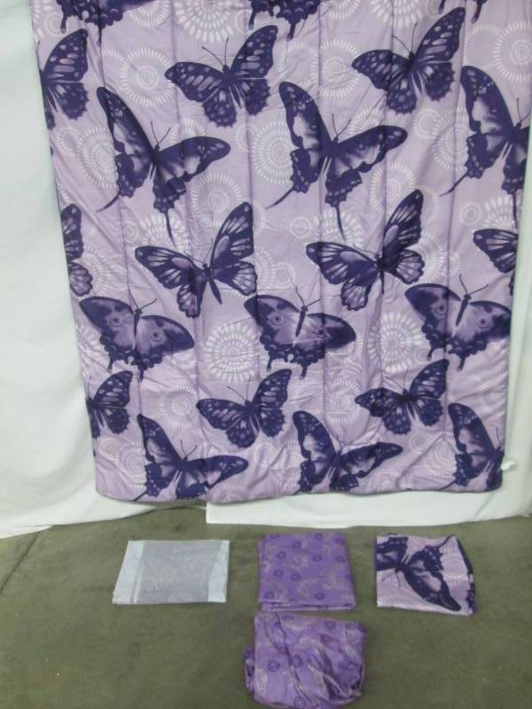 lot 32 image: Alcove Flutter Comforter Set - Twin
