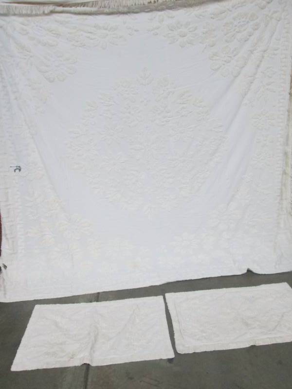 lot 55 image: Sabrina Chenille Bedspread Set - King