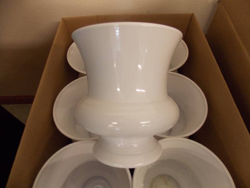7 34 WHITE DESIGNER URN