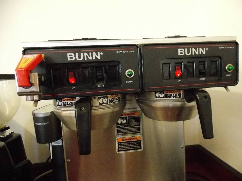 BUNN COFFEE MAKER, DUAL HEADS AND  CARAFES WITH HOT WATER SPOUT TOR TEA