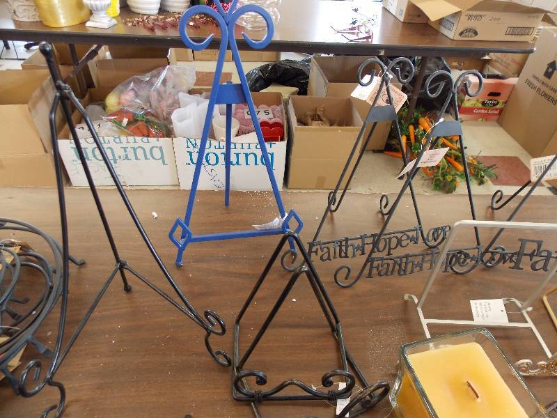 EASELS, PLATE HOLDERS, PLATES AND CANDLES
