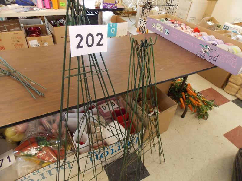 METAL EASELS (9) 4 - 48  5- 42