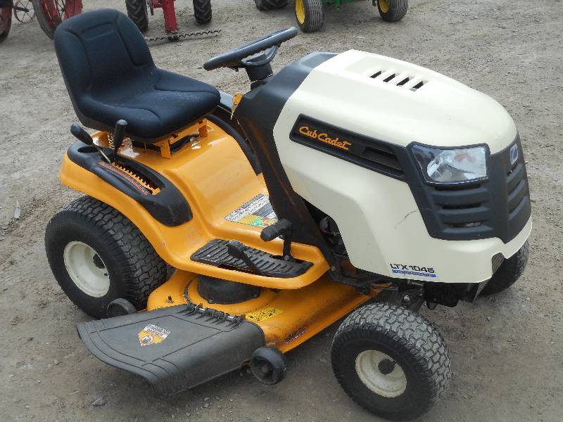 lot 6 image: Cub Cadet LTX1045 Lawn Tractor