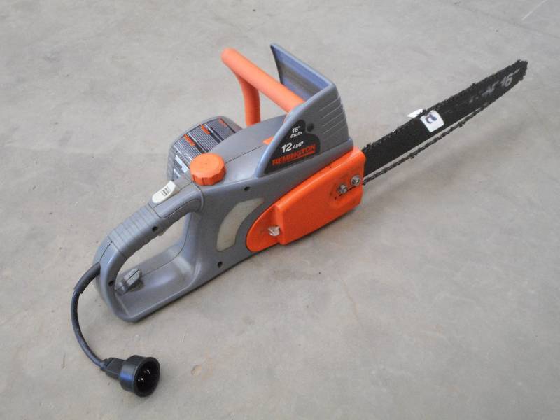 lot 25 image: Remington 18 Electric Chainsaw, Like New
