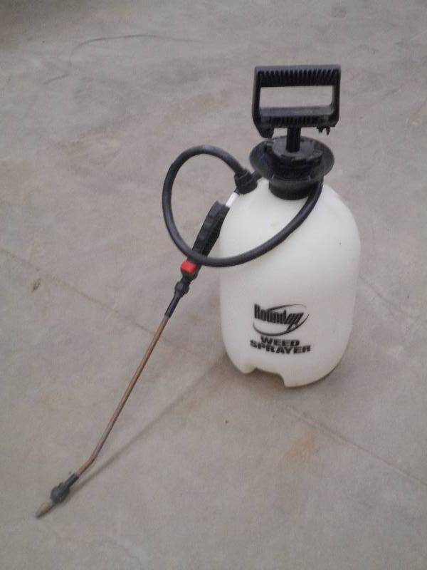 lot 28 image: Round-Up 2-Gallon Pump Sprayer