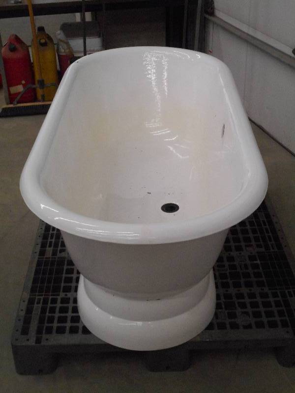 lot 17 image: Nice Full-Sized Cast Iron Tub With Stand