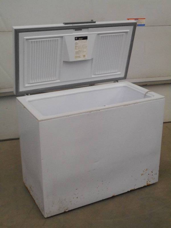 lot 18 image: GE FH10SXAWH Chest Freezer, Works