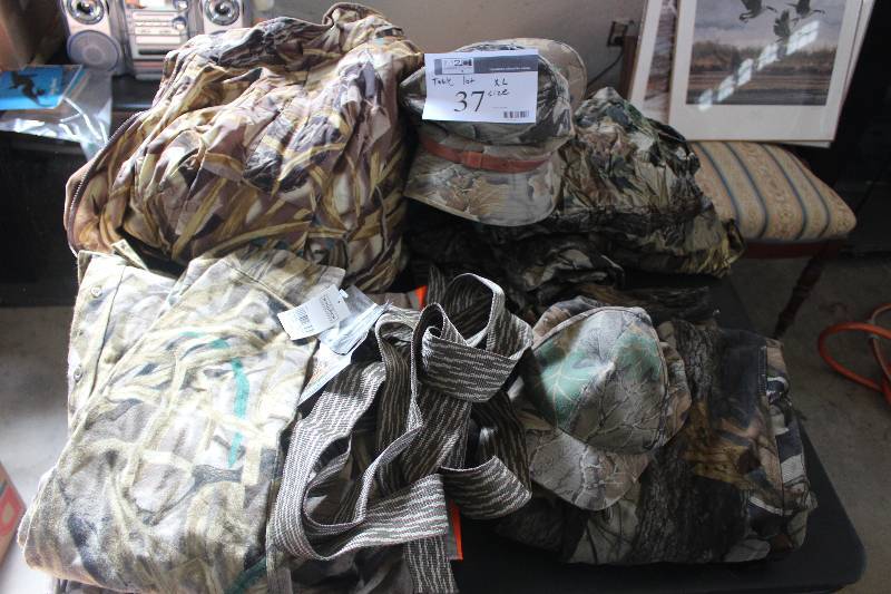 Table Lot of XL Clothing