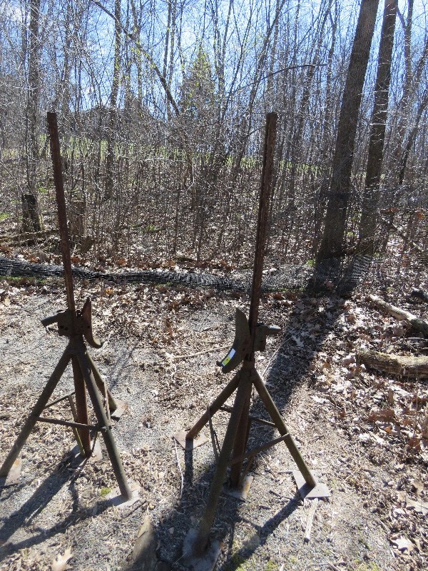 lot 9 image: Camper Jacks