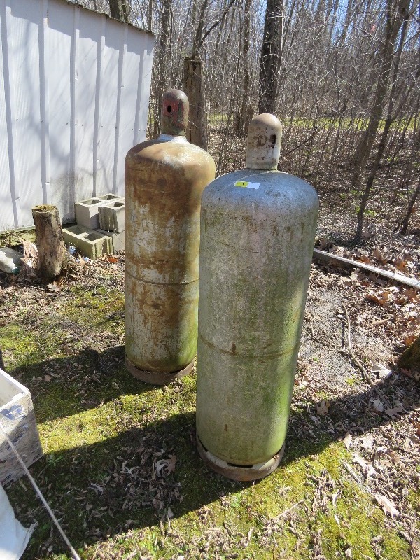 lot 11 image: Propane cylinders