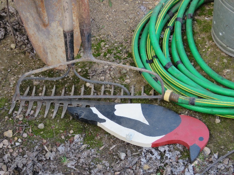 lot 16 image: Yard Tools