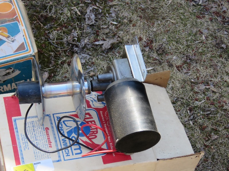 lot 18 image: Electric winches and hand crack winches