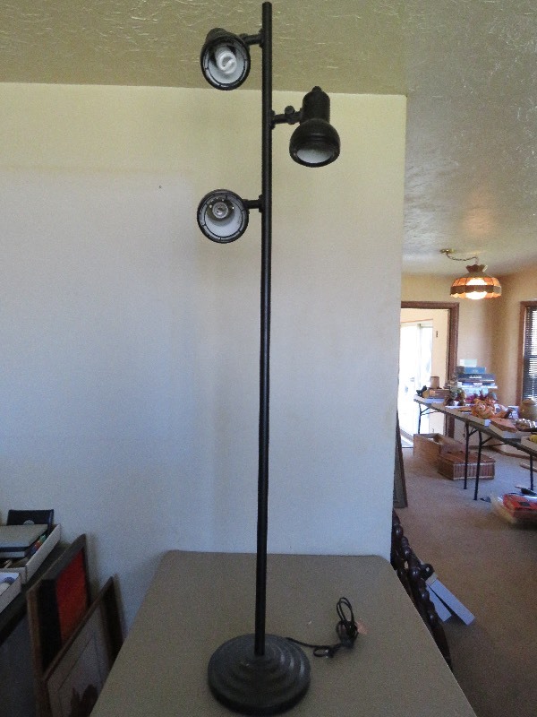lot 40 image: Floor Lamp