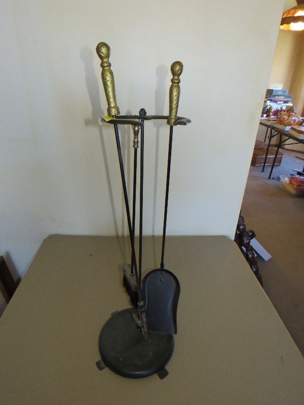 lot 68 image: Fireplace set