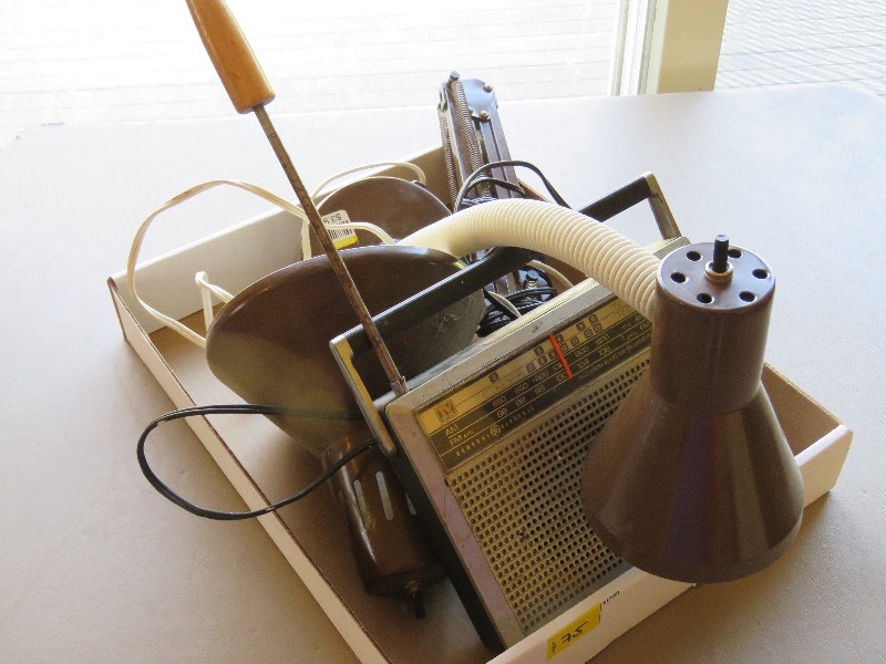 lot 75 image: Vintage radio