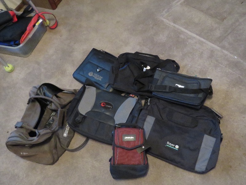 lot 114 image: Bag lot