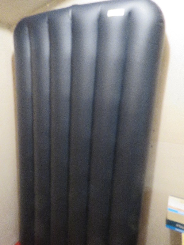 lot 213 image: Air mattress