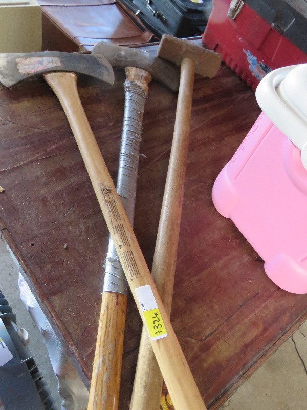 lot 326 image: Tools