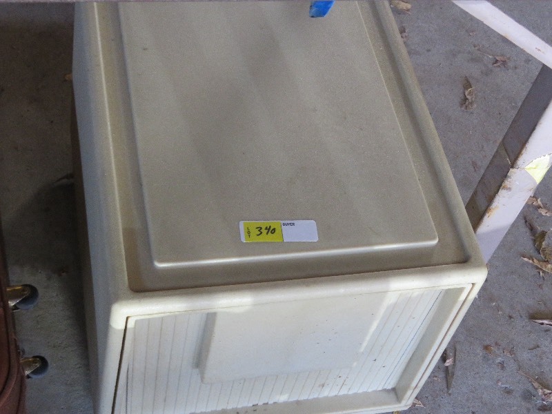 lot 340 image: plastic drawer