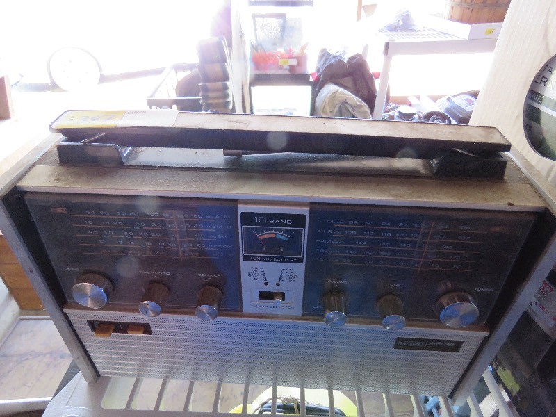 lot 347 image: Vintage radio