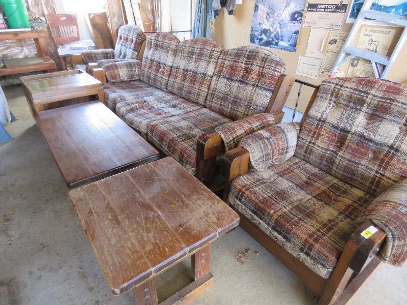 lot 369 image: furniture set