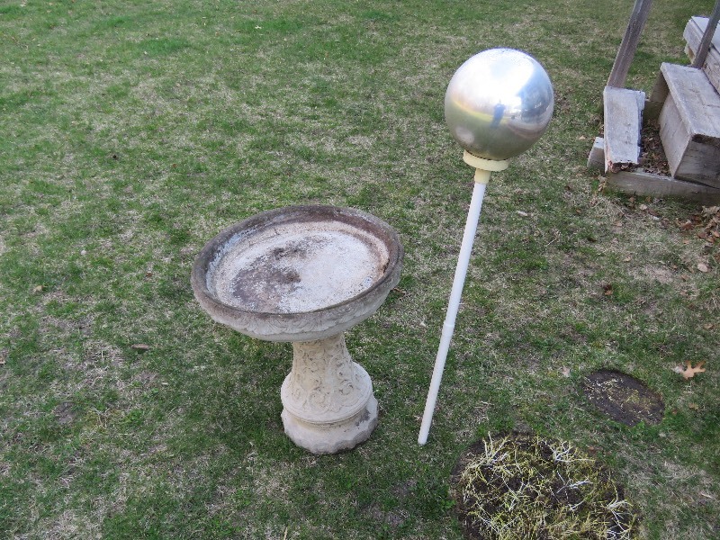 lot 382 image: Bird Bath