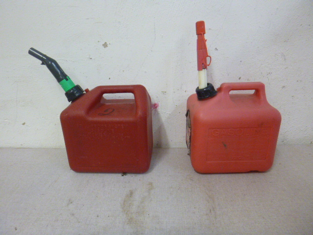lot 16 image: 2 Plastic Gas Cans
