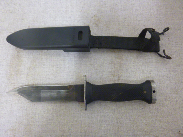 lot 24 image: USN Knife