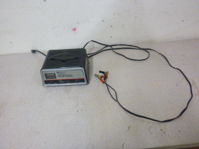 lot 33 image: Schumacher Batter Charger