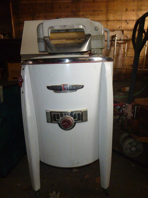 lot 48 image: Vintage Speed Queen Deluxe Ringer Washer