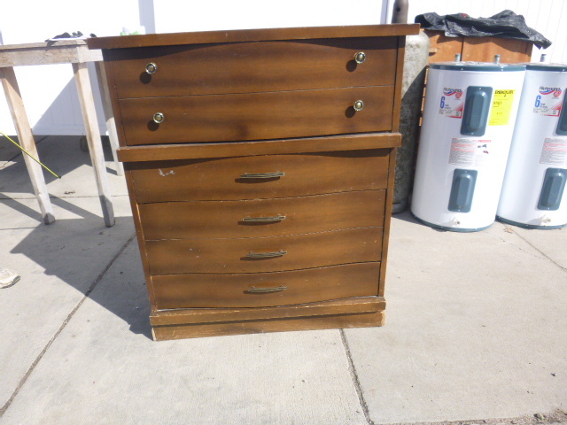 lot 53 image: Dresser