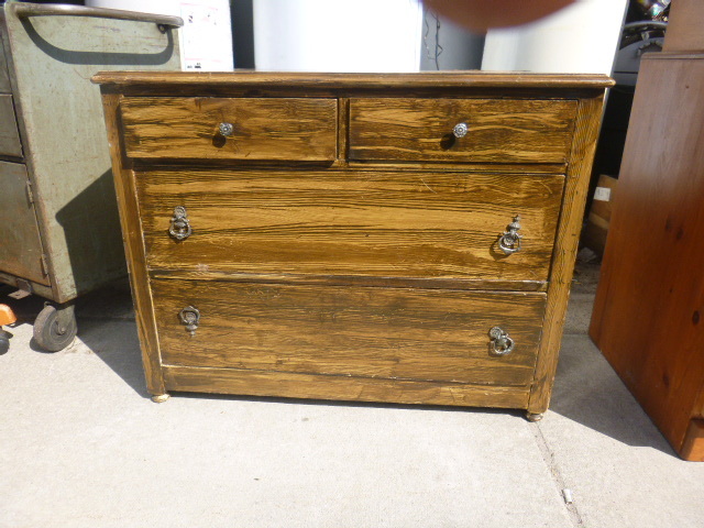 lot 54 image: Small Dresser