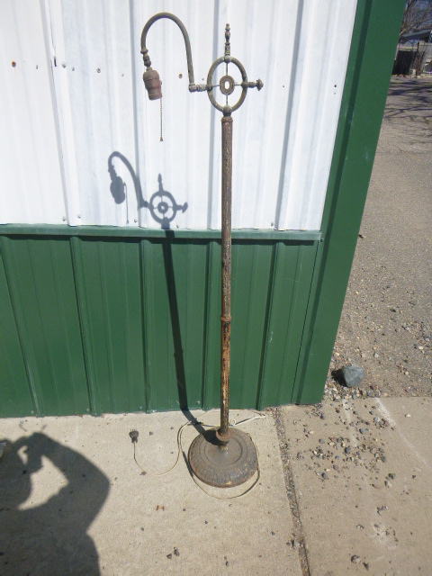 lot 57 image: Vintage Floor Lamp