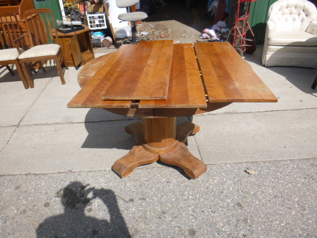 lot 60 image: Pedestal Table