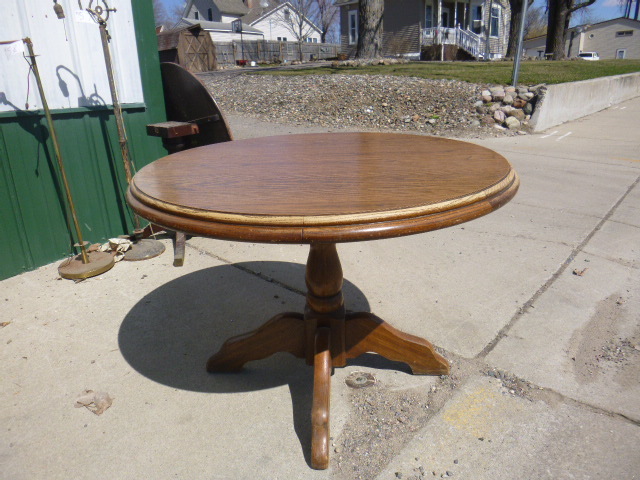 lot 76 image: Pedestal Table