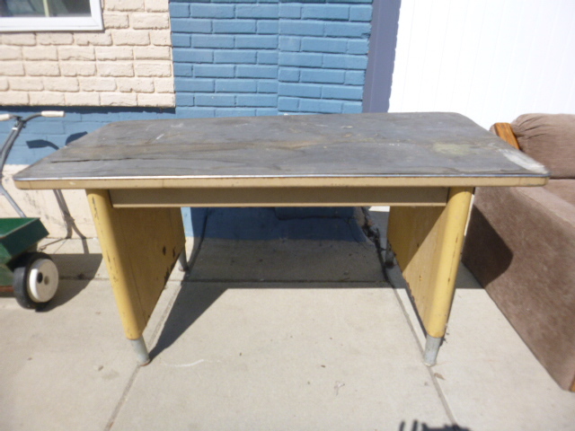 lot 86 image: Old DeskWork Bench