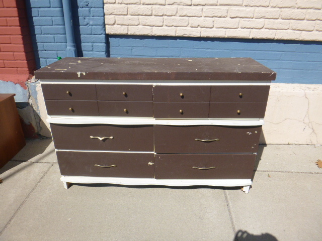 lot 90 image: Old Dresser