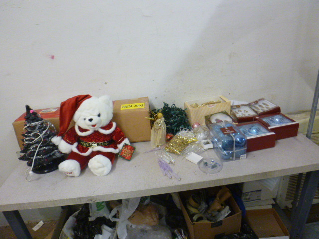 lot 129 image: Miscellaneous Christmas Items