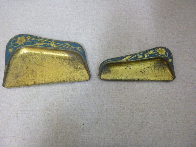 lot 136 image: 2 Vintage Dust Pans