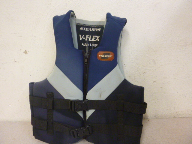 lot 162 image: Stearns V-Flex Life Vest