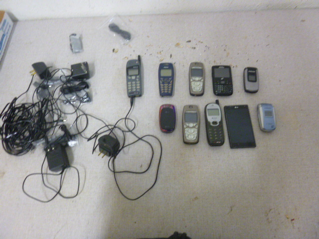 lot 184 image: Miscellaneous Old Cell Phones