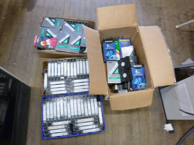 lot 190 image: Large Lot of VHS Tapes